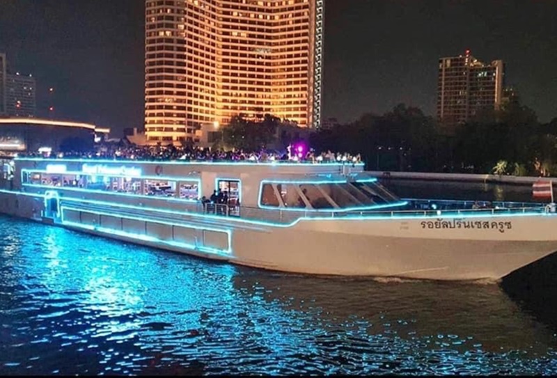 Royal Princess Dinner Cruise in Bangkok 1